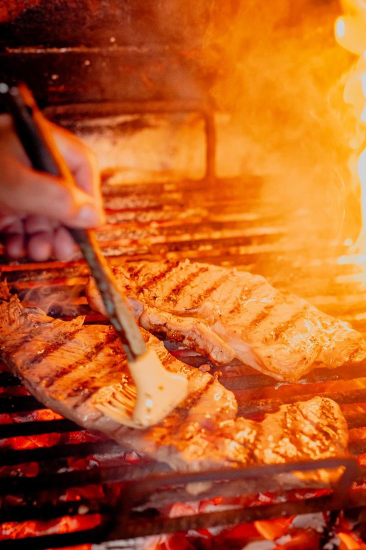 Cortes de res sobre la parrilla con llamas