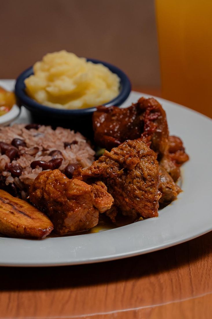 Cerdo con gallo pinto, maduro y puré