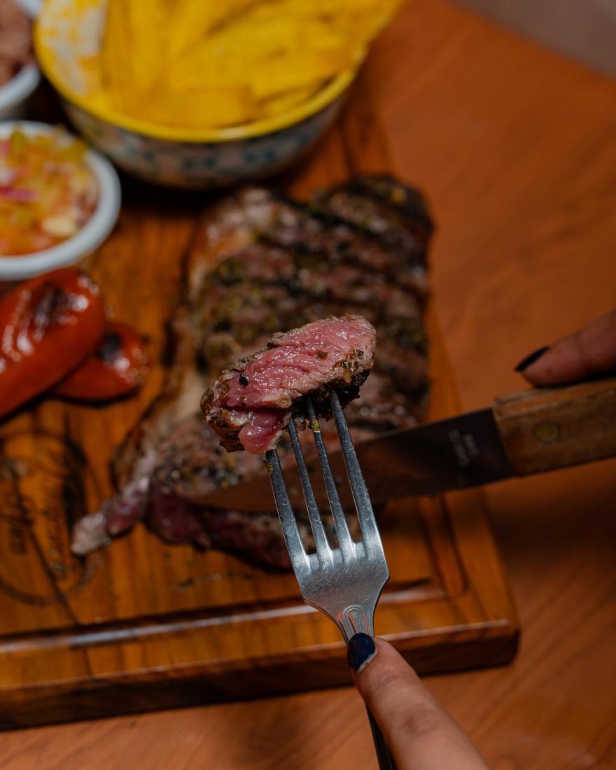Churrasco cortado al punto sobre tabla de madera