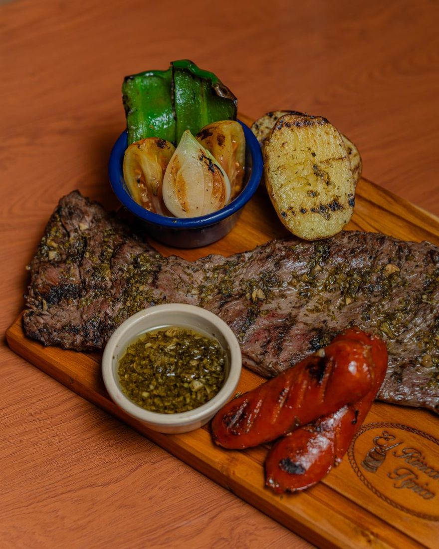 Asado con chimichurri, chorizo, chiltoma y cebolla asadas