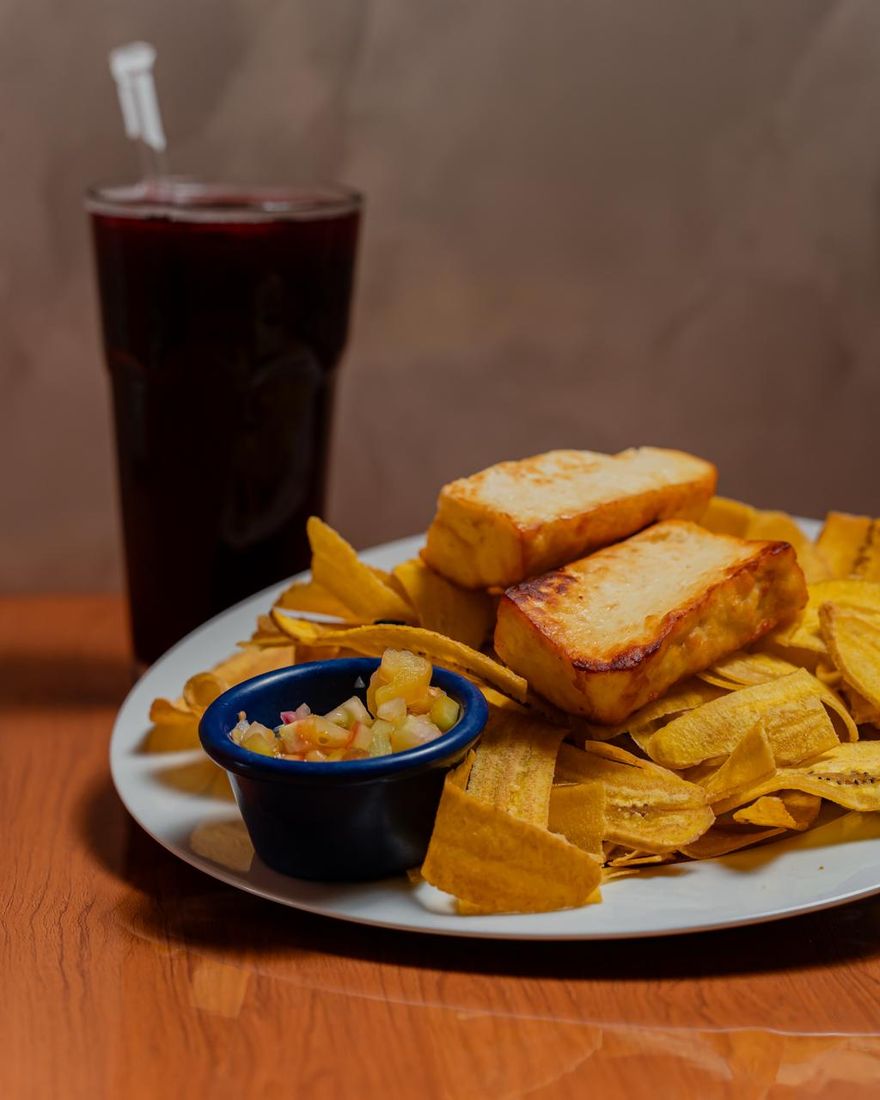 Queso asado con tajadas, pico de gallo y fresco de jamaica